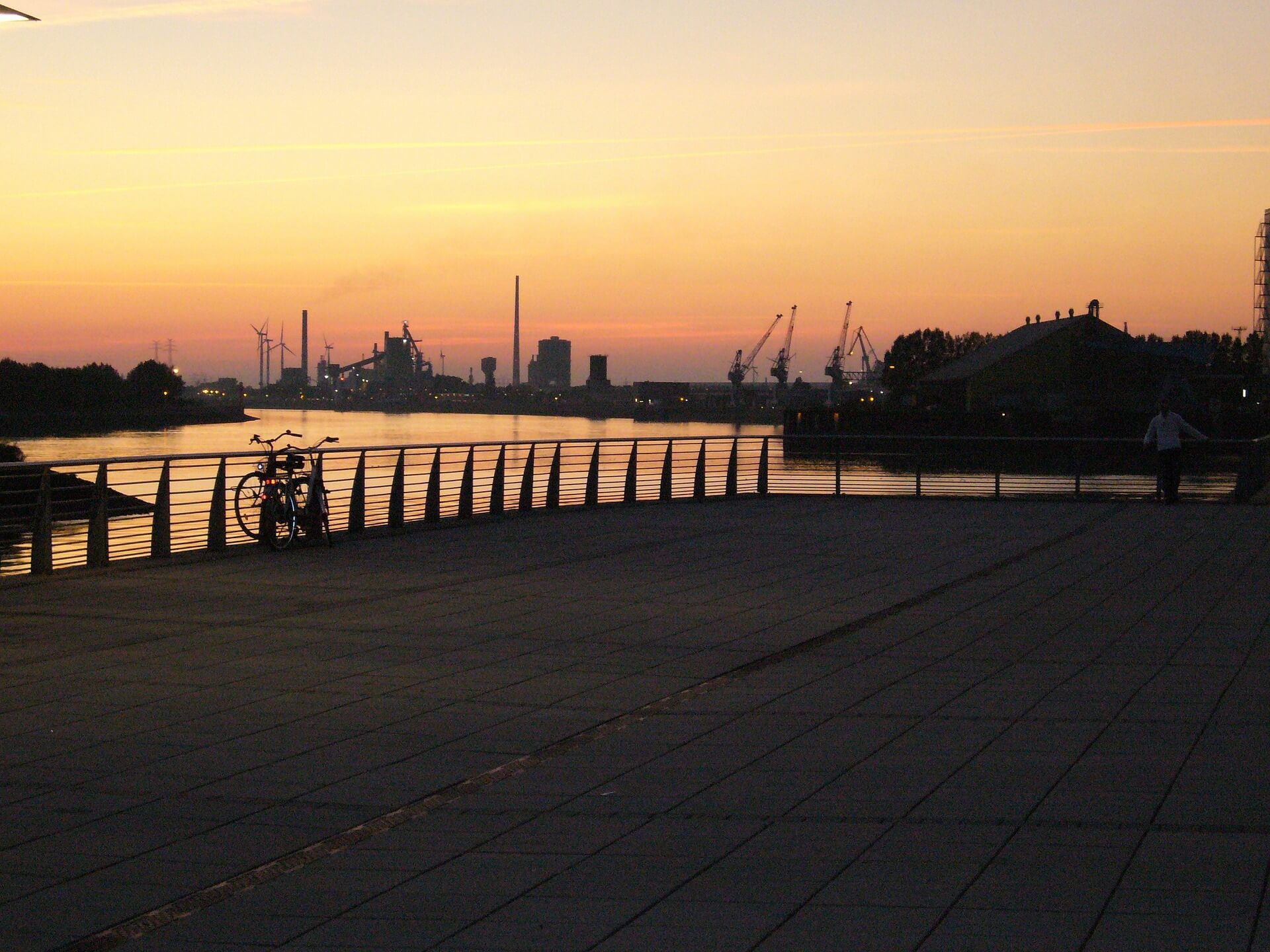 Blick von der Warerfront auf die industrielle Flussseite von Bremen. Ein Blick den ich in Bremen sehr liebe.